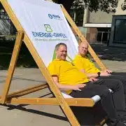 Energie-Gipel in Bonn im Liegestuhl Oliver Buron und ein Mitarbeiter Energie-Gipel in Bonn im Liegestuhl Oliver Buron und ein Mitarbeiter