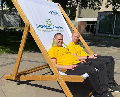 Energie-Gipel in Bonn im Liegestuhl Oliver Buron und ein Mitarbeiter